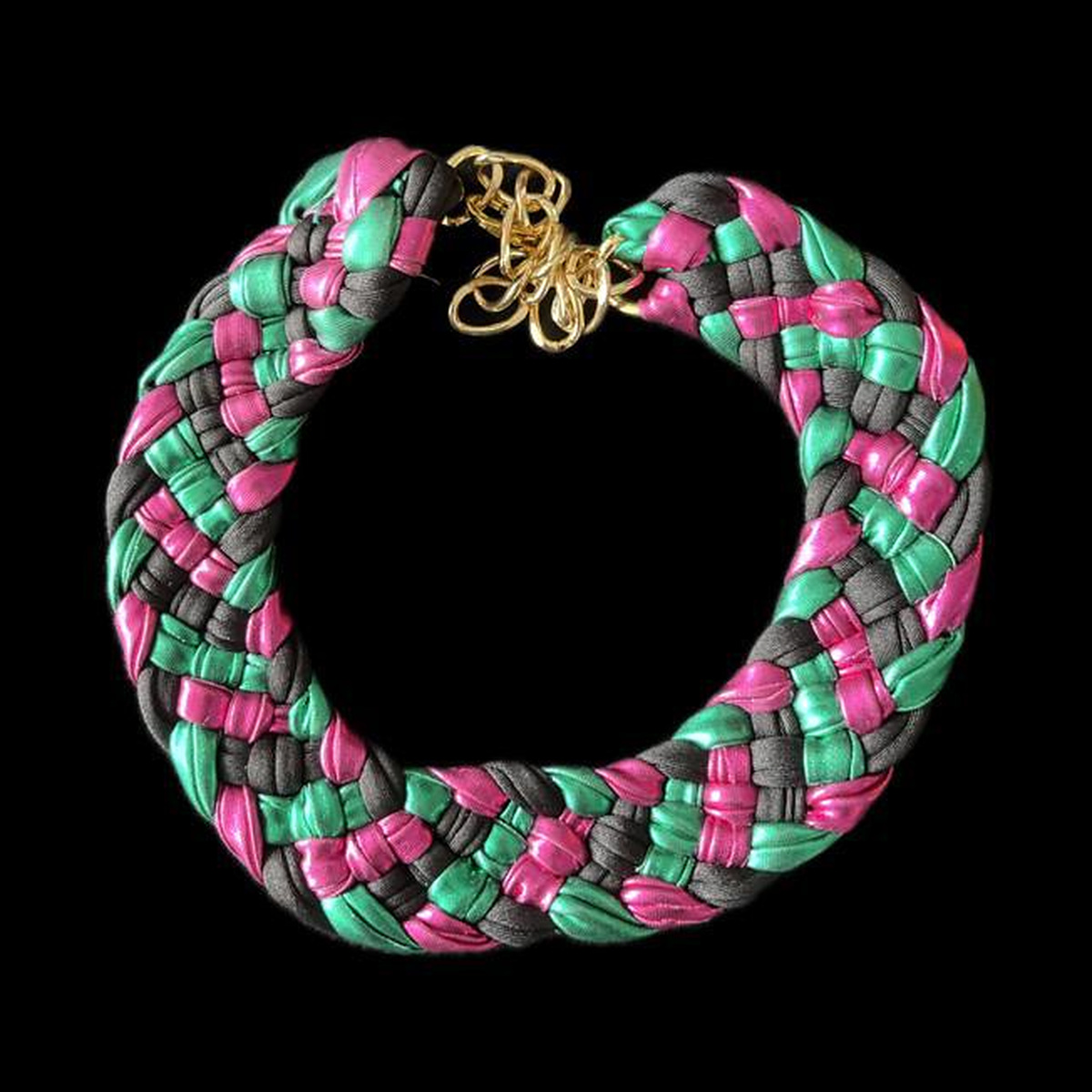Choker textil trenzado en verde, fucsia y grafito con cierre dorado