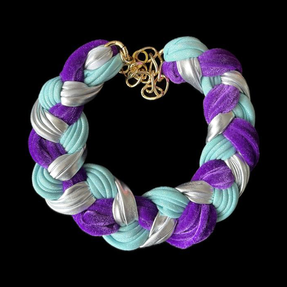 Choker en celeste, violeta y plateado, con detalle de su trenzado