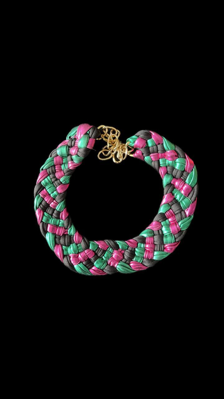 Choker artesanal · Verde, fucsia y grafito