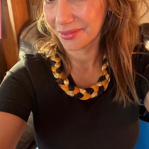 Choker artesanal · Negro, mostaza y dorado