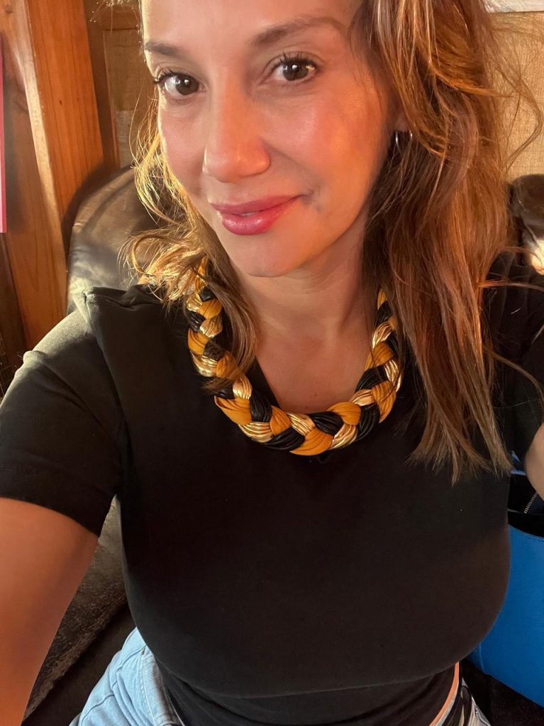 Choker artesanal · Negro, mostaza y dorado