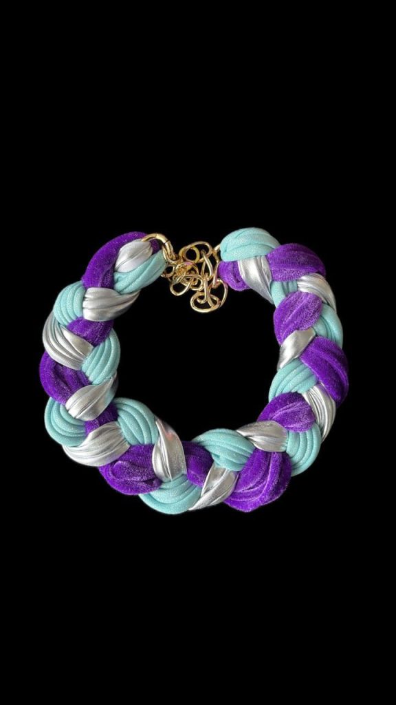 Choker artesanal · Celeste, violeta y plateado