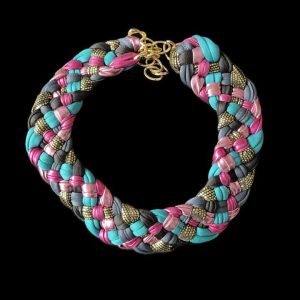 Choker artesanal · Turquesa, rosa, grafito y dorado
