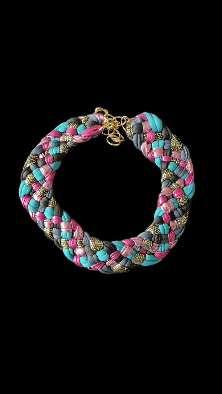 Choker artesanal · Turquesa, rosa, grafito y dorado