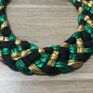 Choker artesanal · Verde, negro y dorado · detalle