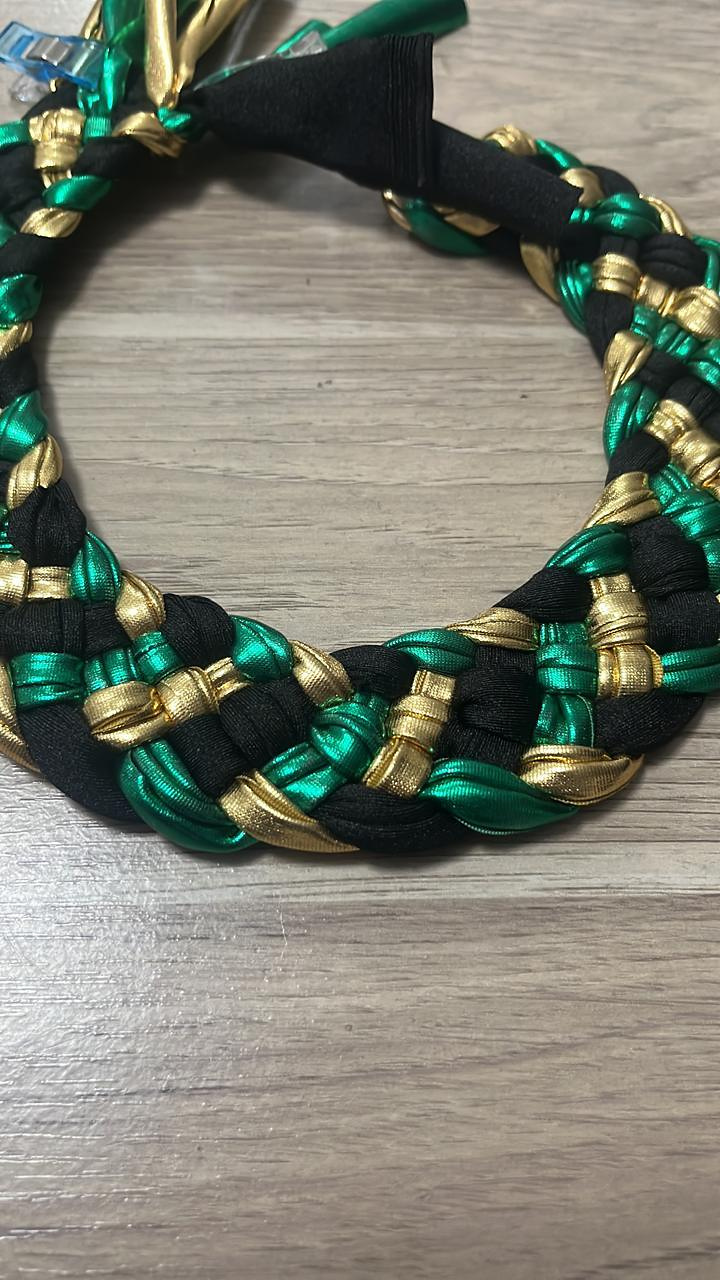 Choker artesanal · Verde, negro y dorado · detalle