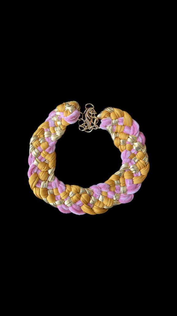Choker artesanal · Rosa, lila, amarillo y dorado