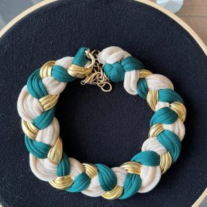 Choker artesanal · Verde petróleo, crema y dorado