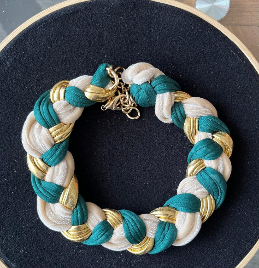 Choker artesanal · Verde petróleo, crema y dorado