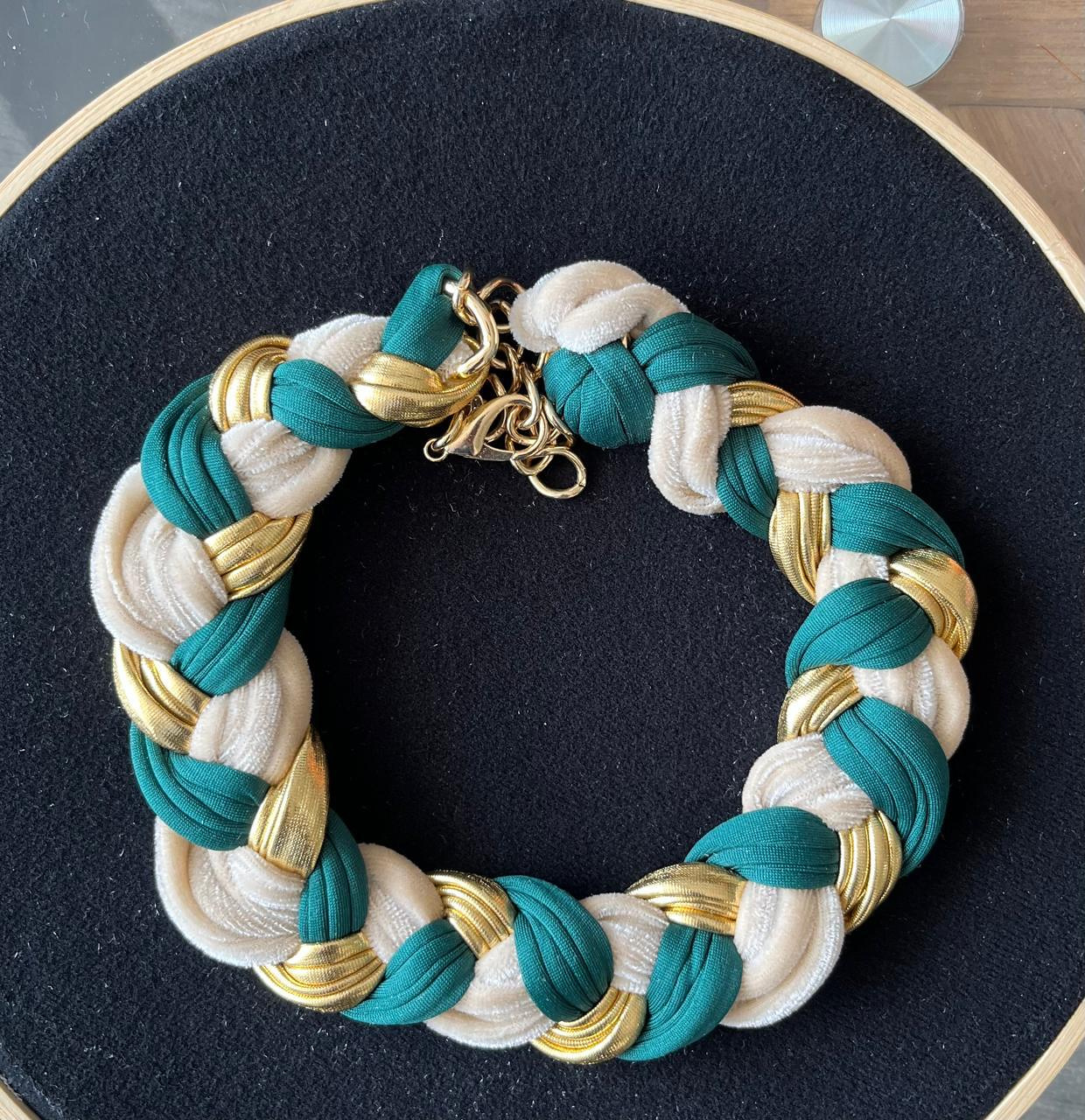 Choker artesanal · Verde petróleo, crema y dorado