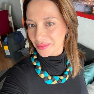 Choker artesanal · Negro, turquesa y mostaza