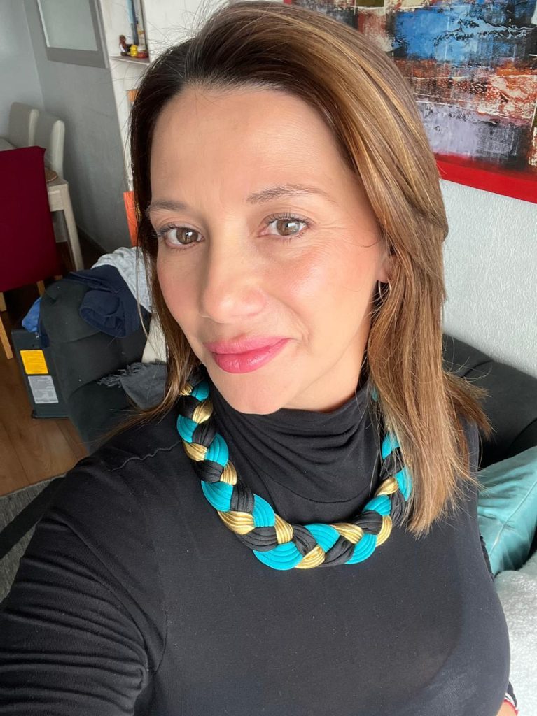 Choker artesanal · Negro, turquesa y mostaza